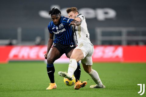 de Ligt trying to stop Zapata 